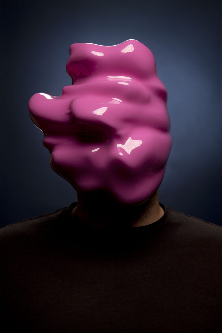 Zach Blas, Fag Face Mask, 2012, série Facial Weaponization Suite, polyéthylène téréphtalate recyclé thermoformé peint. Courtesy Zach Blas.
