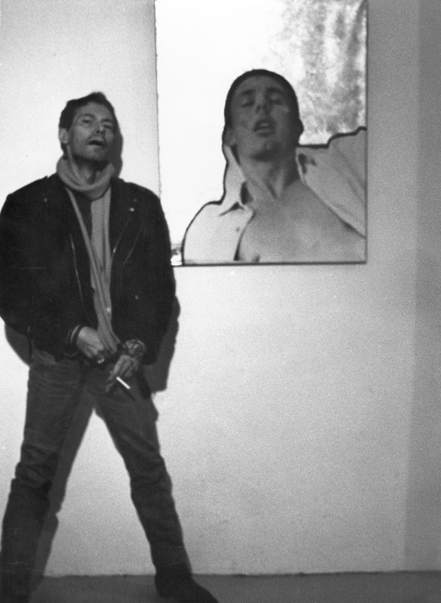 Michel Journiac devant une Icône du temps présent de taille moyenne [vue d’exposition à la Galerie J & J Donguy], 1988, photographie © Droits réservés