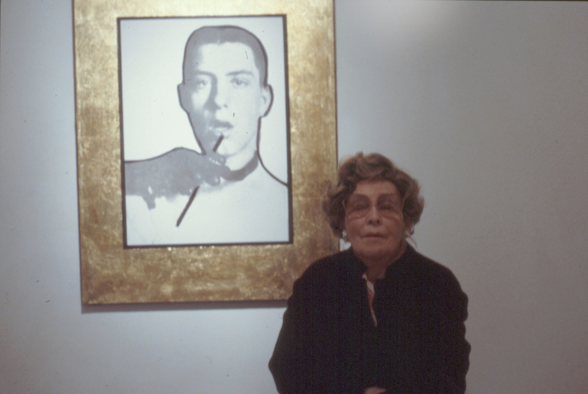 Renée Journiac devant une Icône du temps présent de taille moyenne [vue d’exposition à la Galerie J & J Donguy], 1988 © Droits réservés
