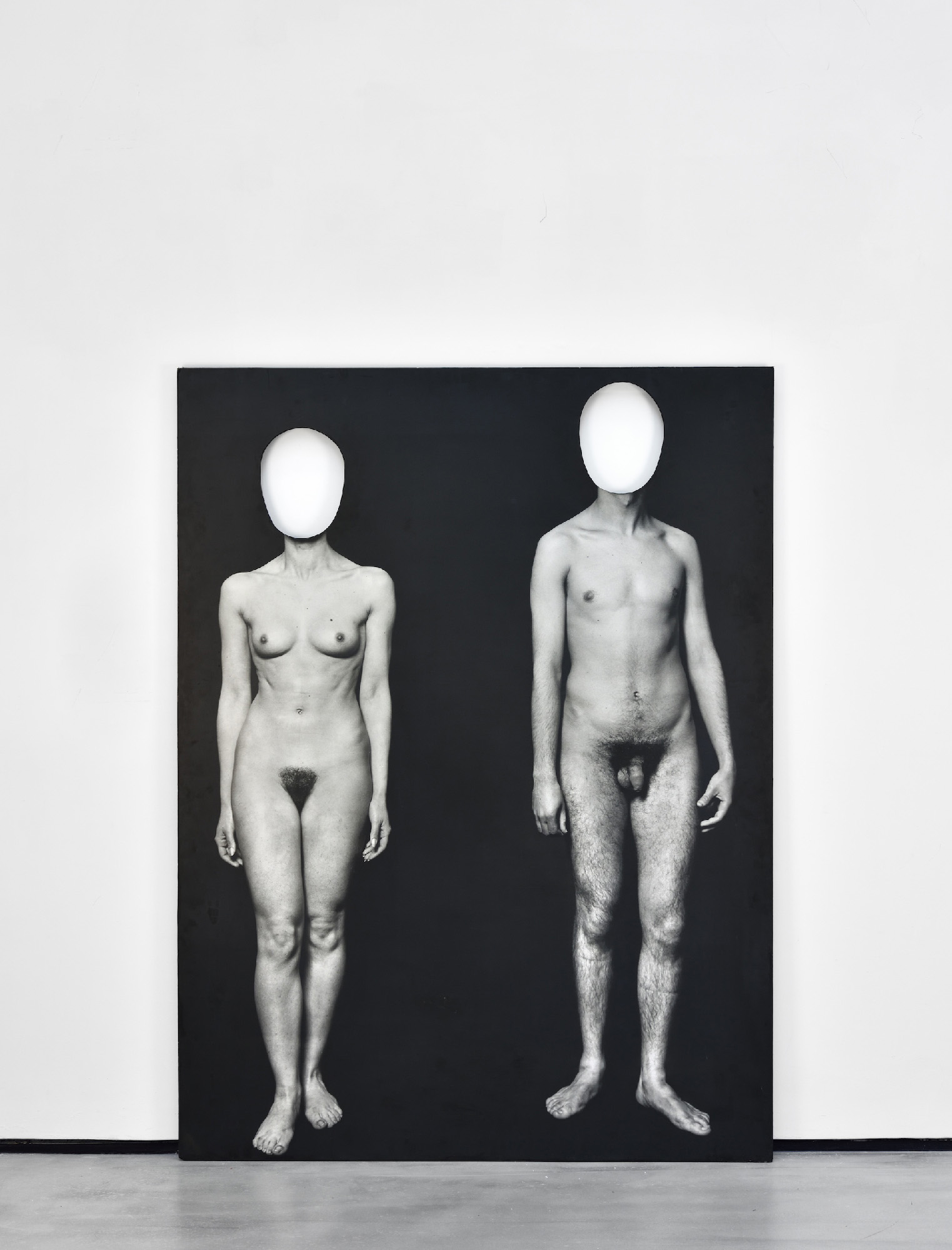 Michel Journiac, Les Substituts, 1969, photographie noir et blanc contrecollée sur bois, 170 cm x 130 cm, courtesy Galerie Christophe Gaillard, photographie Rebecca Fanuele © ADAGP Michel Journiac