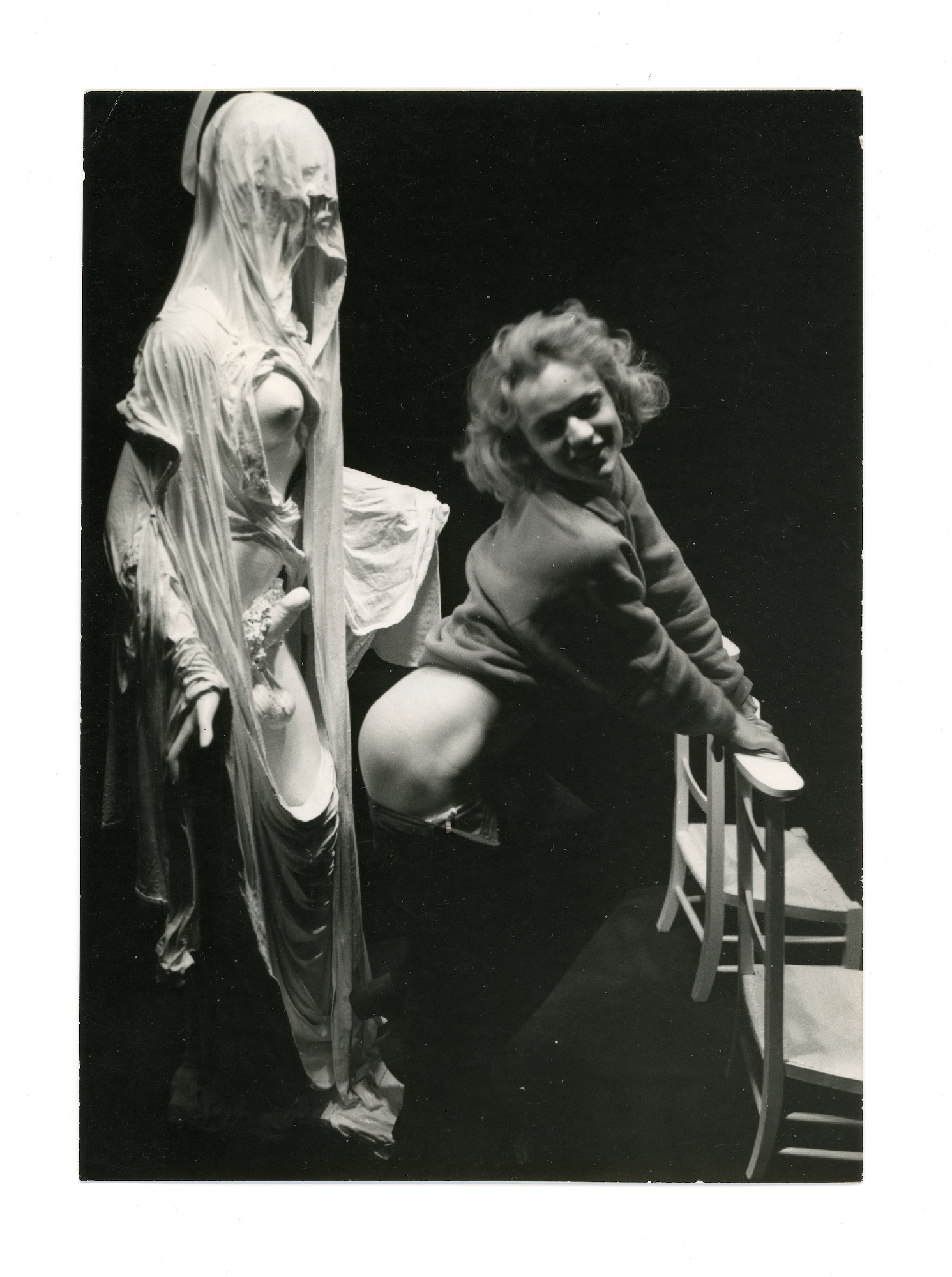 Michel Journiac, Le travesti Marie-France devant le Saint Vierge, dans l'exposition Piège pour un travesti à la galerie Stadler à Paris, en juin 1972, Archives Michel Journiac, courtesy Galerie Christophe Gaillard © ADAGP Michel Journiac