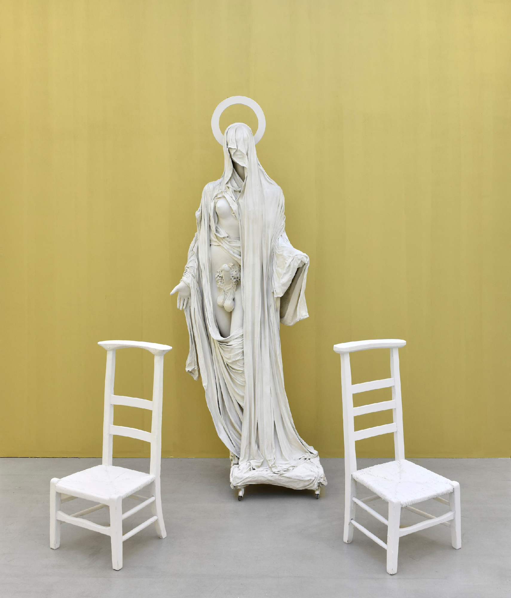 Michel Journiac, Le Saint-Vierge, 1972, technique mixte (sculpture et deux prie-Dieu), environ 200 x 200 x 150 cm, courtesy Galerie Christophe Gaillard, photographie Rebecca Fanuele © ADAGP Michel Journiac