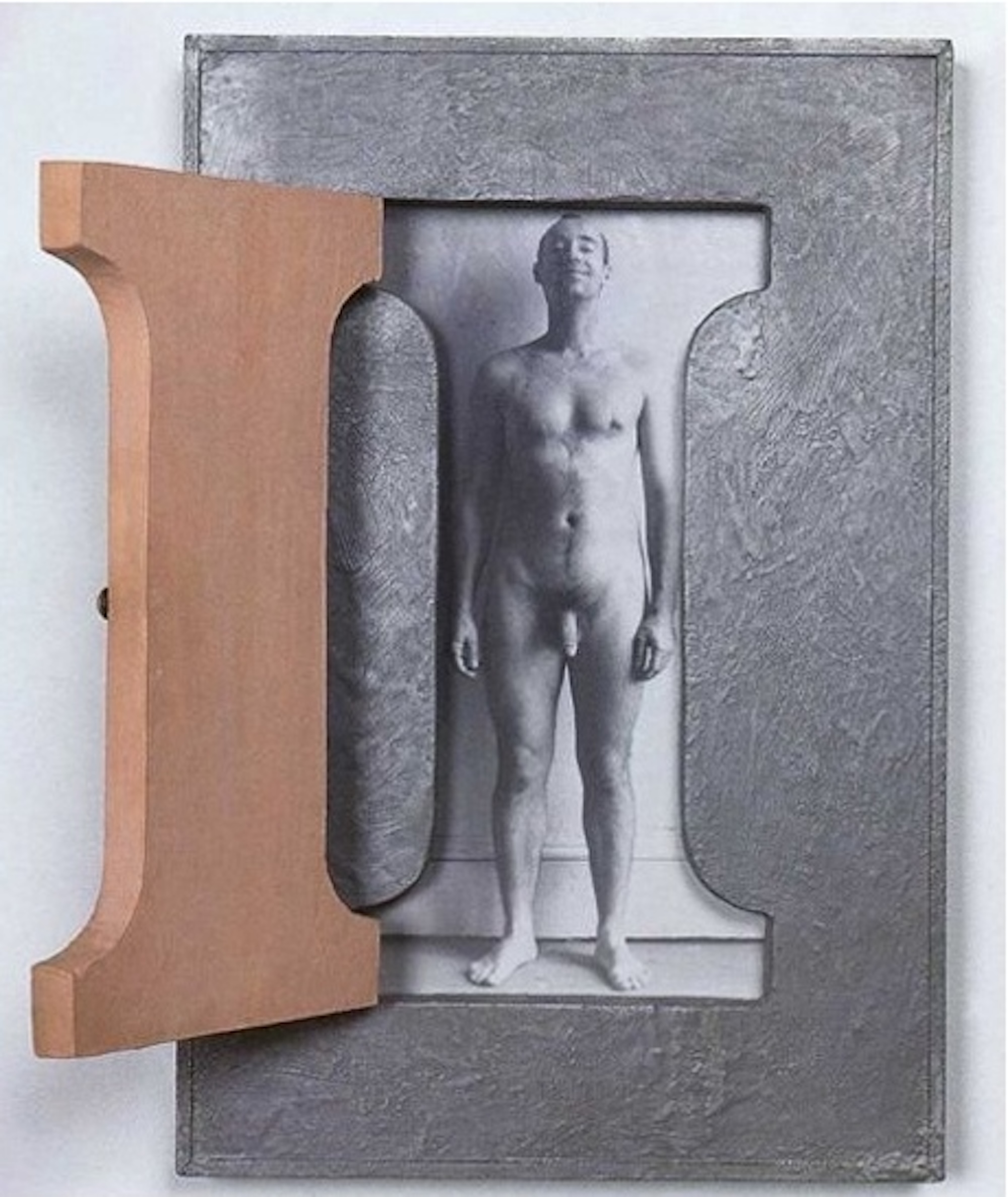 Robert Morris, I-Box, 1962. Painted plywood cabinet with sculpmetal and gelatin silver photographic print, 48 × 32 × 4 cm. Collection of Barbara Bertozzi Castelli, New York © ADAGP Robert Morris.