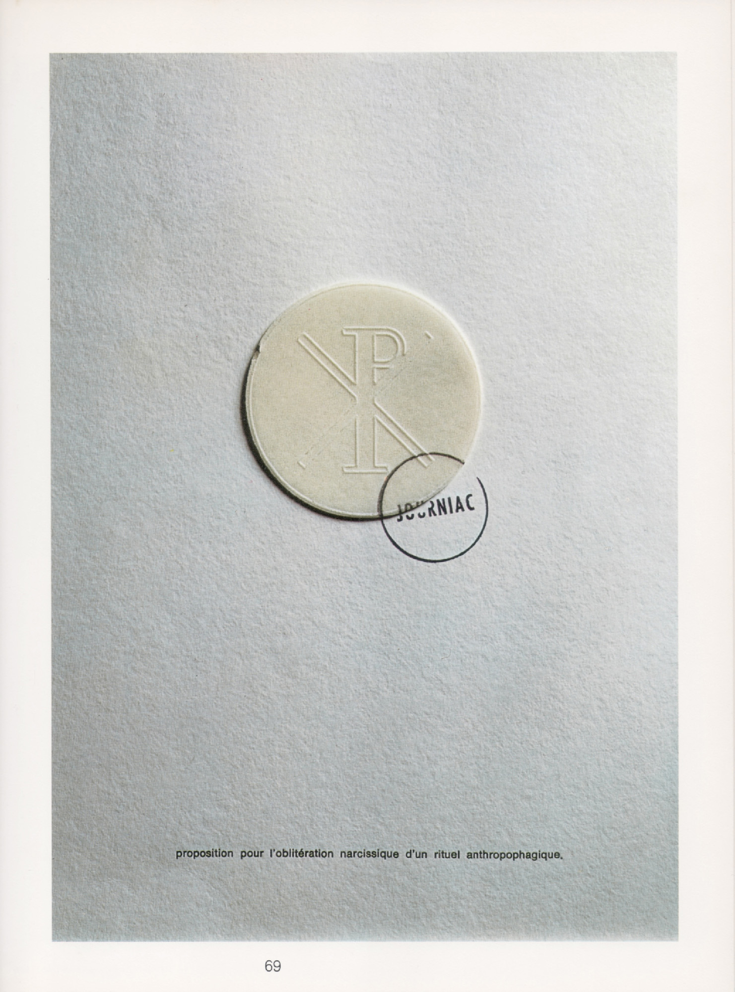 Michel Journiac, Proposition pour l'oblitération narcissique d'un rituel anthropophagique, 1969, hostie et tampon encreur sur page avec texte en letraset, 29,5 x 20,7 cm, reproduit dans Michel Journiac, L’Ossuaire de l’esprit, texte de Marcel Paquet, Éditions de la Différence, 1977.