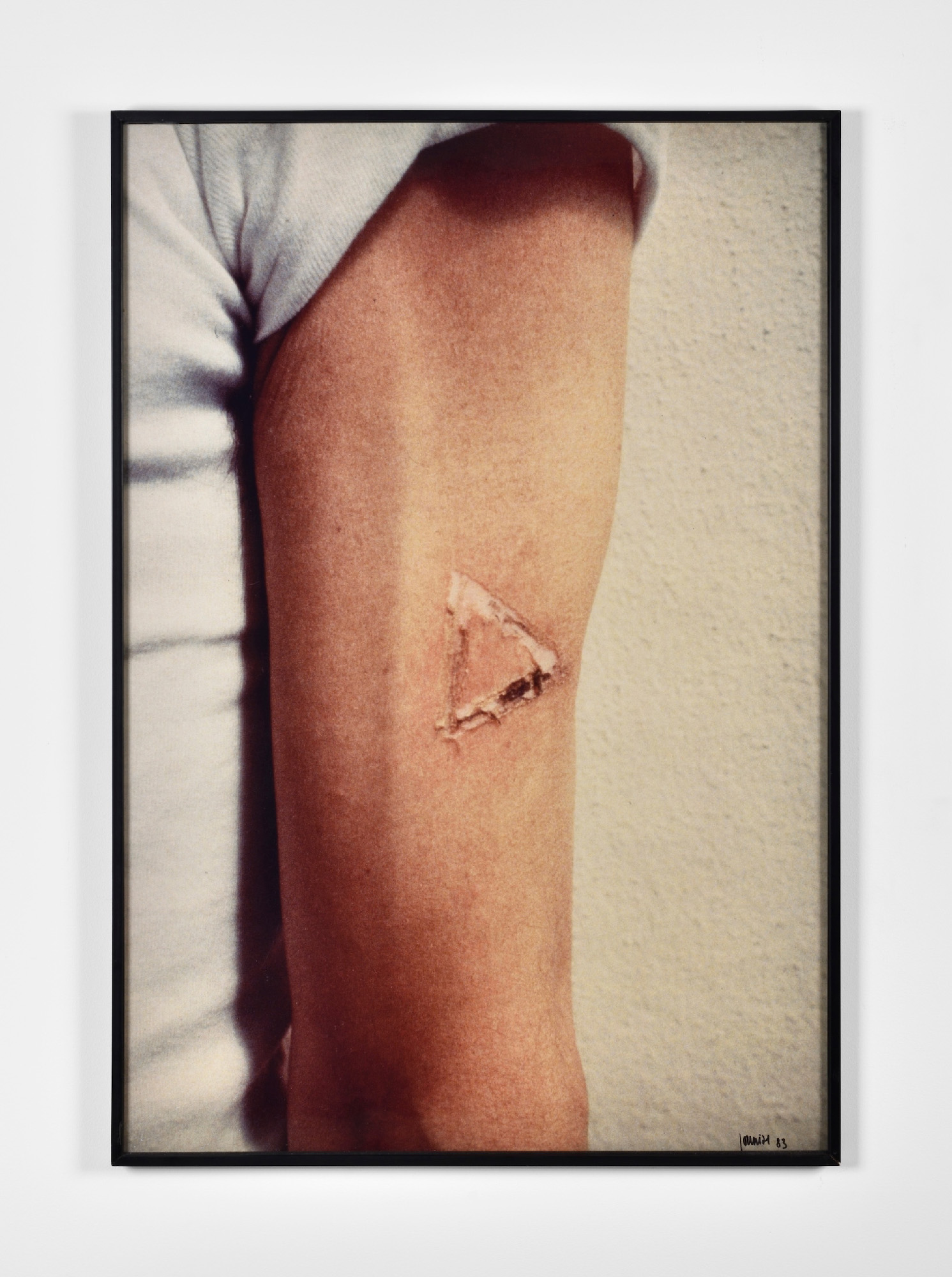 Michel Journiac, Marquage d’un corps - Action de corps exclu, 1983-1993, tirage argentique couleur d’époque sur papier, 107 x 74 cm, courtesy Galerie Christophe Gaillard, photographie Rebecca Fanuele, collection MUCEM © ADAGP Michel Journiac