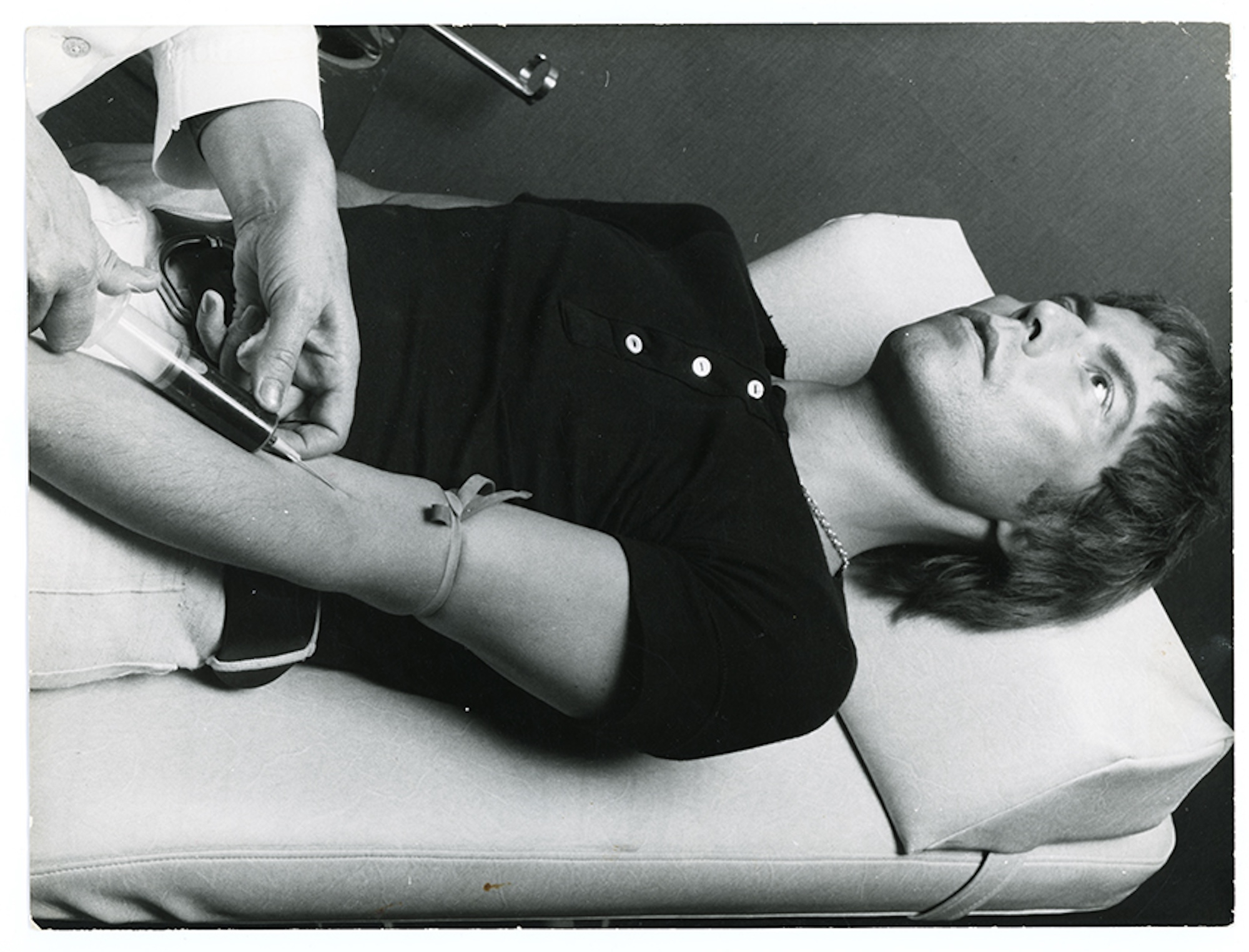 Michel Journiac, Recette du boudin au sang humain (Prise de sang), 1969, photographie argentique, 48 x 65 cm, courtesy Galerie Christophe Gaillard © ADAGP Michel Journiac