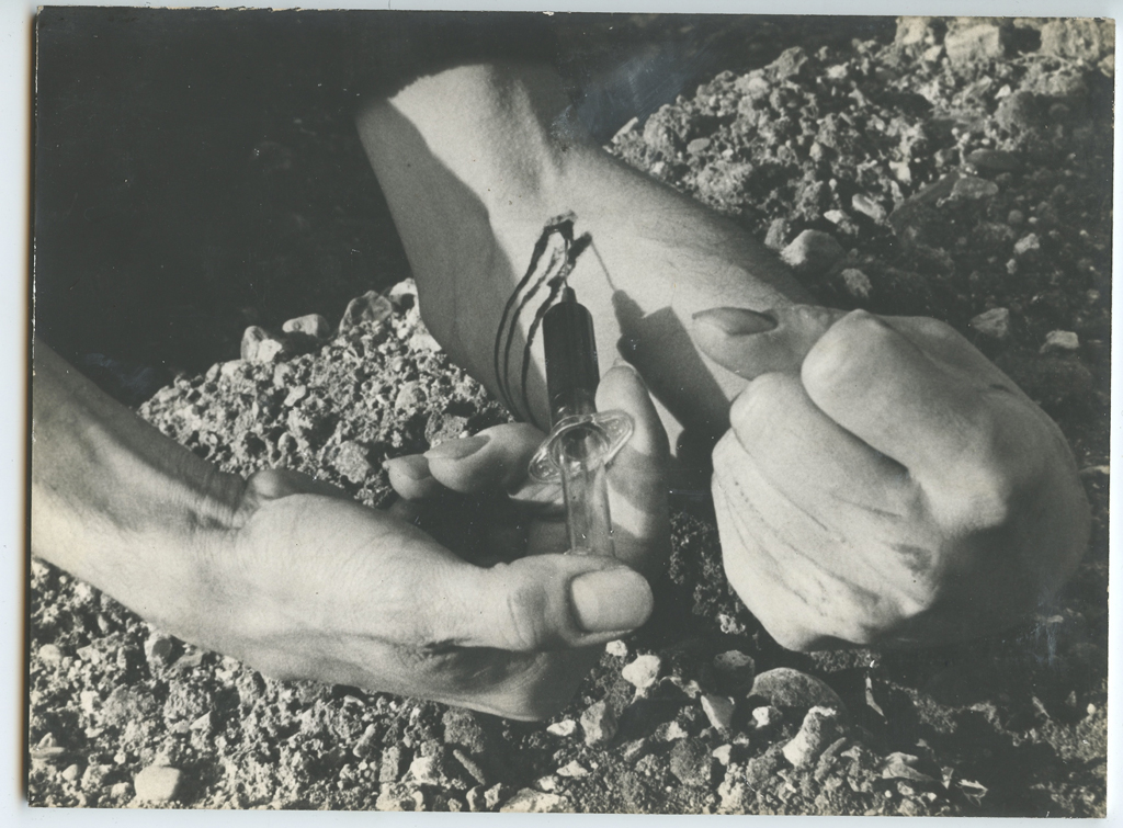 Michel Journiac, Rituel pour un mort&nbsp;: Constat d'une action célébrée sur une tombe, le 15 décembre 1975 en présence de deux témoins (détail), 1976, tirage argentique contrecollé sur formica, 26 x 21 cm, courtesy Galerie Christophe Gaillard © ADAGP Michel Journiac