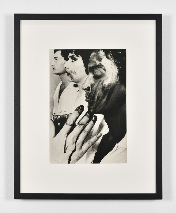 Michel Journiac, Rituel pour un autre, 1976, tirage argentique sur papier, 25 x 17 cm, courtesy Galerie Christophe Gaillard, photo Rebecca Fanuele © ADAGP Michel Journiac